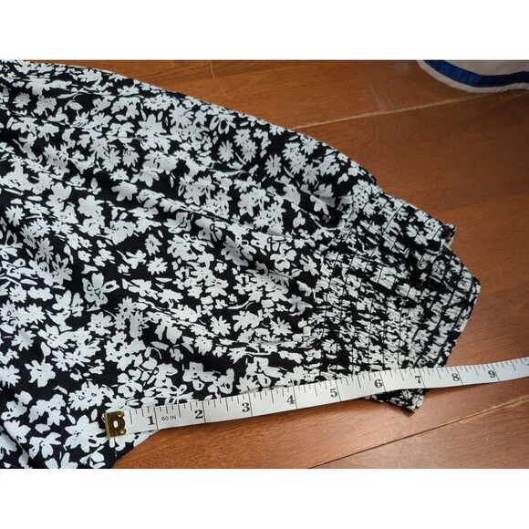 Terra & Sky Top Women’s 3X. 24-26 Plus Black White Floral Short Sleeves,Smocking - Picture 7 of 7